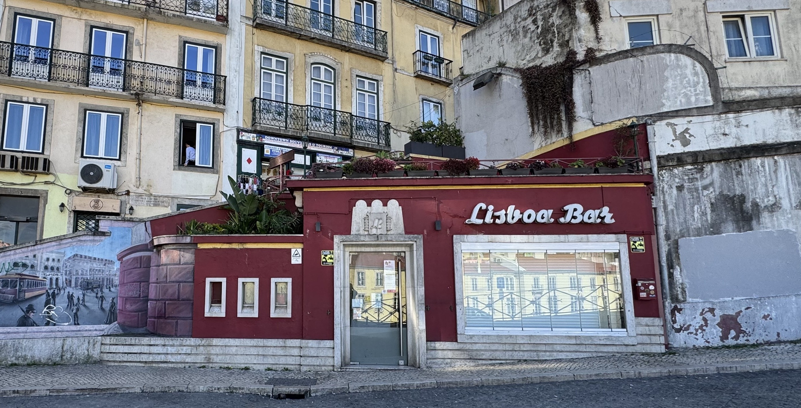 Fachada histórica do Lisboa Bar nas Escadinhas do Duque